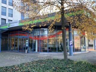 Eingangsbereich Küchenhaus Dessau Eingangsbereich des Küchenhaus Dessau mit markanter Fensterbeklebung und großen Werbeschildern, die für hohe Sichtbarkeit und Wiedererkennung sorgen.