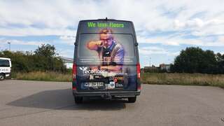 Foto der ecofloor Fahrzeugbeschriftung von hinten, das die umweltfreundliche Folierung und das klare Branding zeigt.