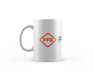 Schlichte weiße Keramiktasse mit dezentem Feldbinder-Logo – cleanes Design im FFB Corporate Look.