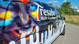 Nahaufnahme des Tresabo-Logos auf der Fahrzeugbeschriftung, die Präzision und hochwertige Gestaltung eindrucksvoll zeigt.