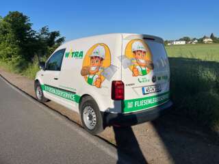 Fahrzeugbeklebung von Witra mit individuellem Design, das für hohe Aufmerksamkeit und professionellen Auftritt sorgt.