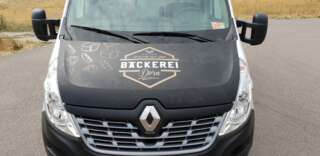 Fahrzeug der Bäckerei Dorn mit zentral platziertem Logo auf der Motorhaube.