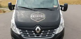 Logo auf der Motorhaube – Bäckerei Dorn Fahrzeug der Bäckerei Dorn mit zentral platziertem Logo auf der Motorhaube.
