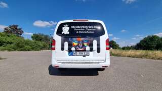 Individuelle Fahrzeugbeschriftung von Tresabo mit kreativem Design und professioneller Gestaltung für maximale Sichtbarkeit unterwegs.