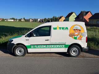 Professionelle Fahrzeugbeklebung von Witra mit prägnantem Design, das Ihre Marke auf der Straße wirkungsvoll präsentiert.