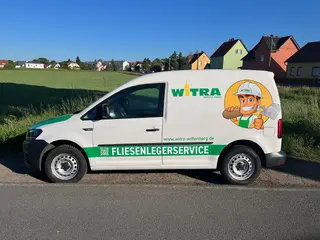 Witra Fahrzeugbeschriftung – Auffälliges Branding für mobile Werbung Professionelle Fahrzeugbeklebung von Witra mit prägnantem Design, das Ihre Marke auf der Straße wirkungsvoll präsentiert.