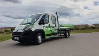 Transporter mit vollflächiger Fahrzeugbeschriftung Komplett bedruckter Transporter mit auffälligem Design und großflächiger Fahrzeugbeschriftung.