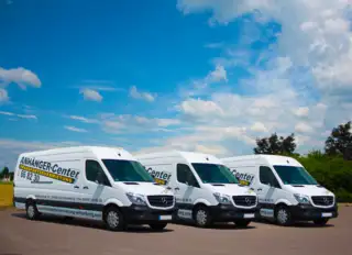 Drei beklebte Transporter nebeneinander Drei Transporter stehen nebeneinander, jeweils mit auffälliger und professioneller Fahrzeugbeklebung versehen.