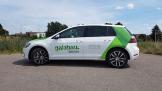 Seitlich fotografiertes Fahrzeug von Galabau Dessau mit harmonischer Beschriftung im Corporate Design.