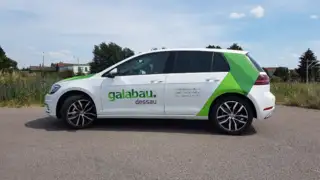 Galabau Dessau – Fahrzeugbeschriftung Seitenansicht Seitlich fotografiertes Fahrzeug von Galabau Dessau mit harmonischer Beschriftung im Corporate Design.
