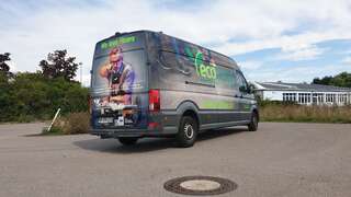 Fahrzeugbeschriftung für ecofloor mit nachhaltigen Folien und klarem Design, das umweltfreundliche Werte sichtbar macht.