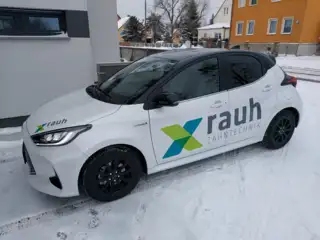 Zahntechnik rauh Fahrzeugbeschriftung Fahrzeugbeschriftung für Zahntechnik Rauh mit klarer Gestaltung zur effektiven Markenpräsenz im Außendienst.