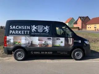 Sachsen Parkett Fahrzeugbeschriftung Fahrzeugbeschriftung von Sachsen Parkett mit elegantem Design, das Qualität und Handwerkskunst auch unterwegs sichtbar macht.