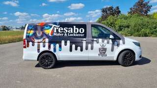 Professionelles Design und Umsetzung der Tresabo Fahrzeugbeschriftung für eine effektive und stilvolle Markenpräsenz unterwegs.