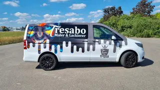 Tresabo Fahrzeugbeschriftung – Maßgeschneiderte Gestaltung für Ihr Fahrzeug Professionelles Design und Umsetzung der Tresabo Fahrzeugbeschriftung für eine effektive und stilvolle Markenpräsenz unterwegs.