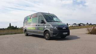 Professionelle Fahrzeugbeschriftung von ecofloor mit umweltfreundlichen Materialien und modernem Branding für einen nachhaltigen Auftritt.