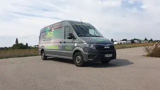 ecofloor Fahrzeugbeschriftung Professionelle Fahrzeugbeschriftung von ecofloor mit umweltfreundlichen Materialien und modernem Branding für einen nachhaltigen Auftritt.