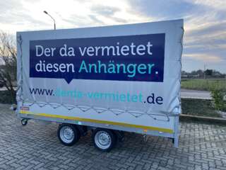 Fertig beklebter Anhänger mit vollständiger Beschriftung, gut sichtbarem Logo und Gestaltungselementen – einsatzbereit und markenkonform umgesetzt.